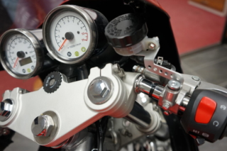 Jawa 350 OHC Special - Boční pohled na budíky a horní brýle
