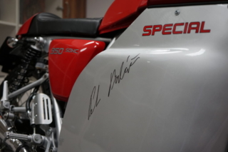 Fotografie Jawa 350 OHC Special kapotáž s podpisem Petra Baláže